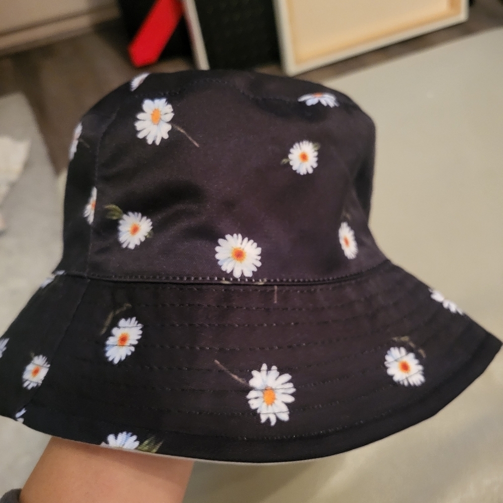 Alice + Olivia white bucket hat reversible flower 🌼